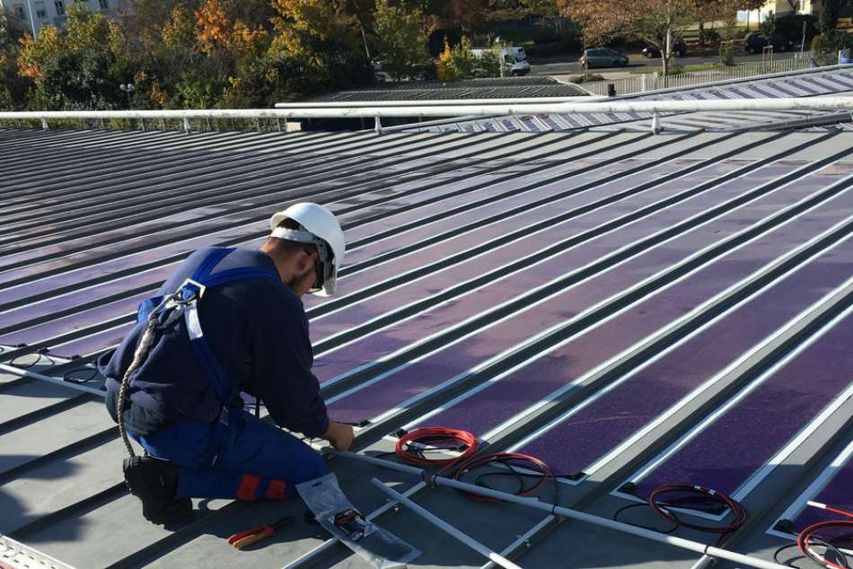 Des panneaux solaires flexibles et autocollants : la révolution du photovoltaïque ?